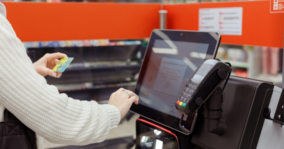 Zašto supermarketi planiraju da smanje broj samouslužnih kasa?