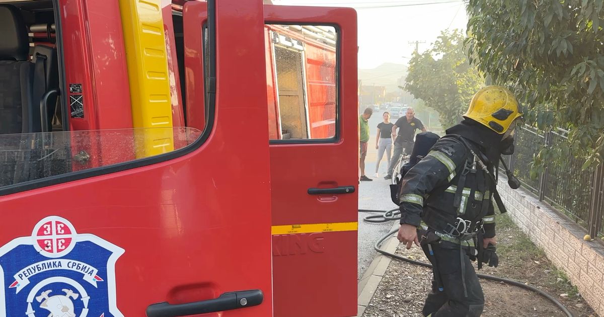 Jeziv snimak iz Kragujevca: Pogledajte kako vatra guta vozilo