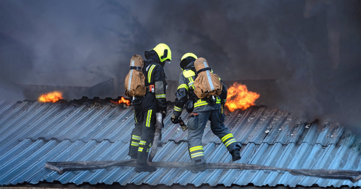 Požar u kući u Kaluđerici: Zapalio se krov, na terenu 15 vatrogasaca