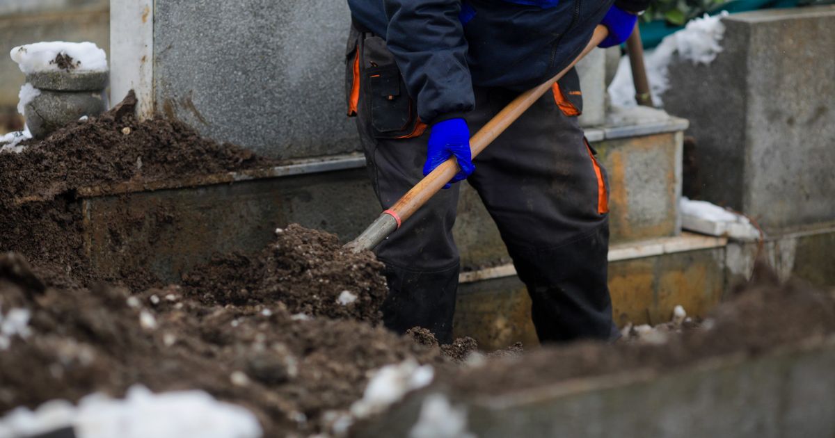 iskopali-telo-devojke-24-verujuci-da-je-ziva-posle-pet-dana-molitvi-dosao-je-lekar-i-rekao-samo-jedno.jpg Iskopali telo devojke (24) verujući da je živa: Posle pet dana molitvi došao je lekar i rekao samo jedno