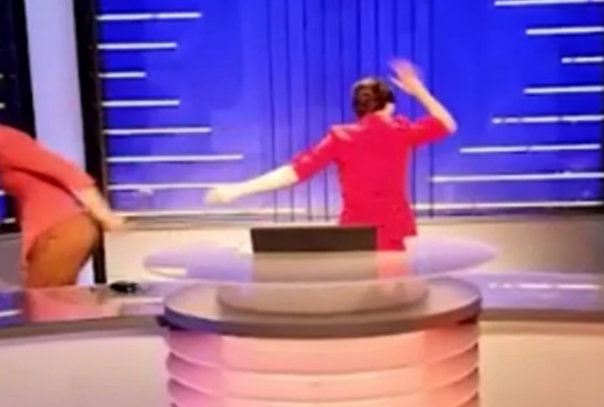 KAO DIVLJE ZVERI! Voditeljke napravile HAOS u studiju usred snimanja kviza, niko ne veruje prizoru (VIDEO)