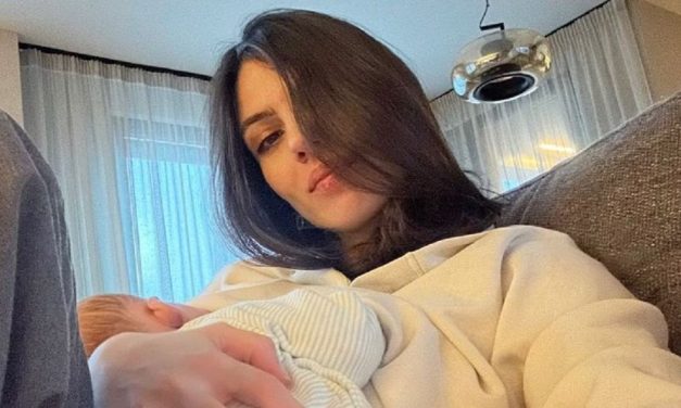 Bikovićeva žena objavila prve slike sa naslednikom Vasilijem: Mama i sin prave selfi, kadrovi su preslatki