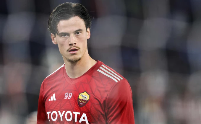 ni-treca-nije-sreca-za-fejenord-svilarove-zlatne-rukavice-odvele-romu-u-osminu-finala.jpg „Ni treća nije sreća“ za Fejenord, Svilarove „zlatne“ rukavice odvele Romu u osminu finala!
