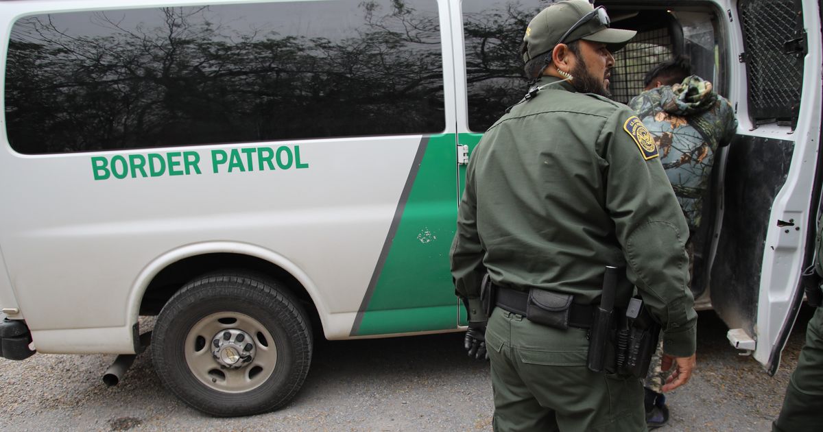 granicni-policajci-pogledali-su-u-njegove-pantalone-i-imali-sta-da-vide-covek-ih-je-potpuno-zgranuo.jpg Granični policajci pogledali su u njegove pantalone i imali šta da vide: Čovek ih je potpuno zgranuo