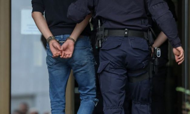 Uhvatio suprugu za vrat, pa je gurnuo dok je držala dete u rukama: Uhapšen mladić (29) zbog nasilja u porodici