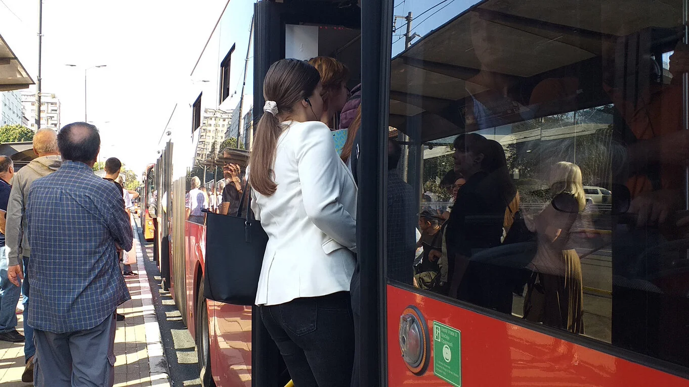 Autobus gradskog prevoza na liniji 35 oborio devojku na pešačkom prelazu