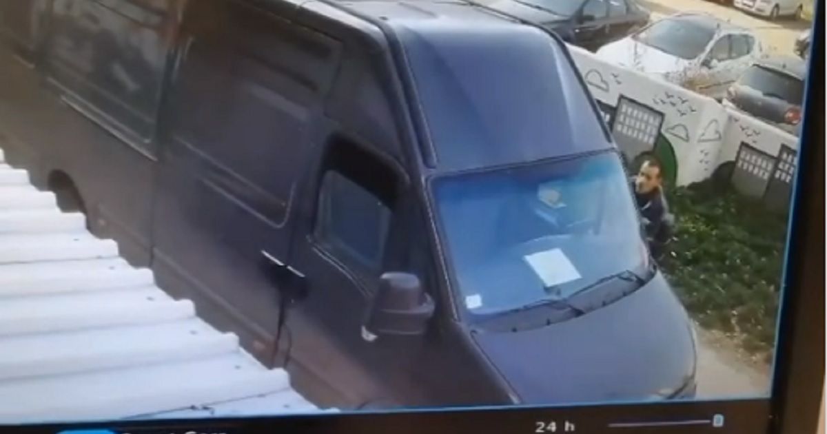 prisao-kombiju-pa-ukrao-sve-vredno-sto-je-pronasao-kradja-usred-bela-dana-u-bloku-45.jpg Prišao kombiju, pa ukrao sve vredno što je pronašao: Krađa usred bela dana u bloku 45