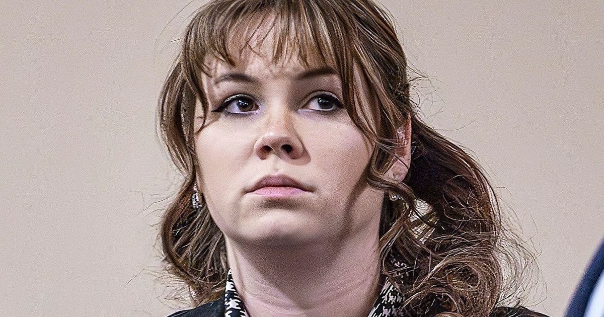 oruzarka-na-setu-filma-rust-kriva-za-ubistvo-iz-nehata-ona-je-napunila-pistolj-aleku-boldvinu-koji-je-pucao.jpg Oružarka na setu filma „Rust“ kriva za ubistvo iz nehata: Ona je napunila pištolj Aleku Boldvinu koji je pucao