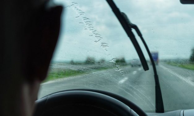 Vozači, oprez! Kiša donosi probleme na putevima, evo gde će se stvarati gužve