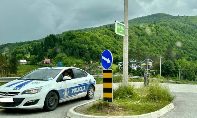 Zakucao se u ogradu vrtića, pa u frizerski salon: Stravičan incident u podgoričkom naselju, ima povređenih