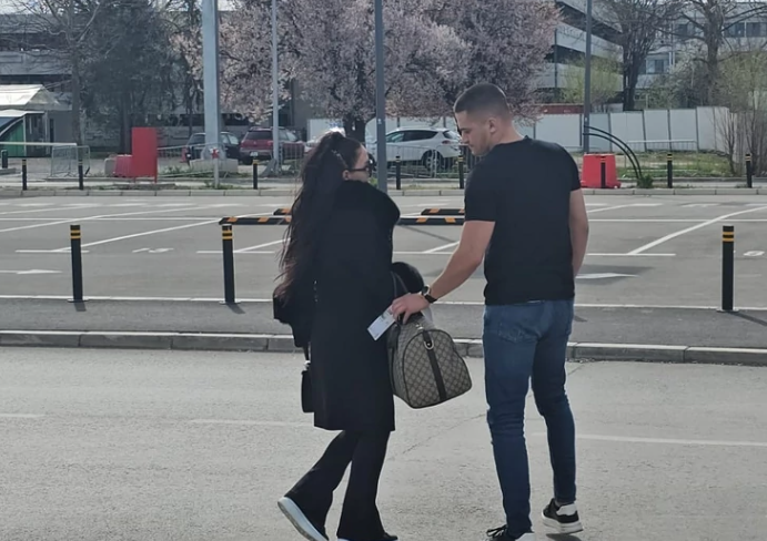 Aleksandra Mladenović u javnosti sa NOVIM DEČKOM – Sin je uspešnog biznismena i tretira je kao PRINCEZU! (FOTO)