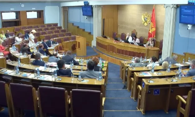„Knežević uslovljava Bošnjake“: U parlamentu Crne Gore u toku rasprava o inicijativi za smenu Andrije Mandića