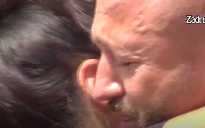 dokrajcen-sa-potpuno-izgubio-kontrolu-u-eliti-jeca-i-moli-da-mu-pruze-hitnu-pomoc.png DOKRAJČEN: Ša potpuno izgubio kontrolu u „Eliti“, jeca i moli da mu pruže HITNU POMOĆ!