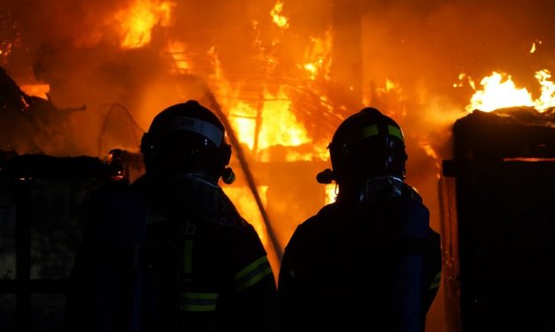 Jeziv snimak požara u Rusiji: Plamen za nekoliko sekundi progutao soliter