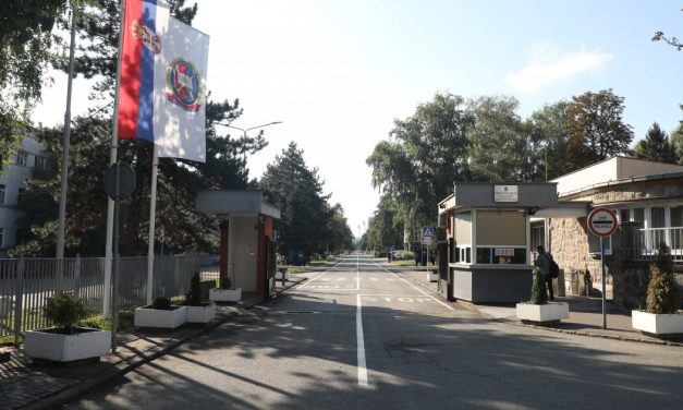 Članovi karate kluba „Vazduhoplovac“ sa svojim trenerima i roditeljima posetili Vojnu akademiju