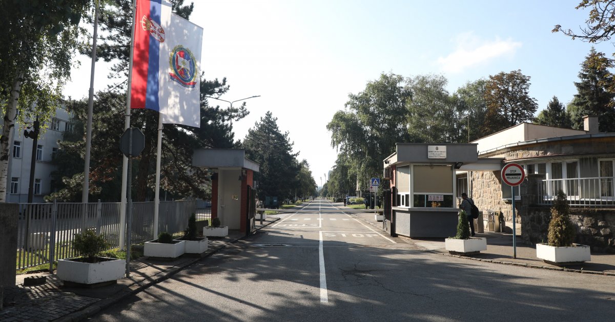 clanovi-karate-kluba-vazduhoplovac-sa-svojim-trenerima-i-roditeljima-posetili-vojnu-akademiju.jpg Članovi karate kluba „Vazduhoplovac“ sa svojim trenerima i roditeljima posetili Vojnu akademiju
