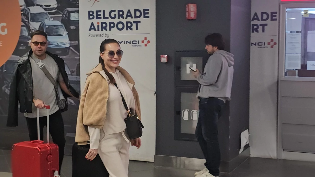 Paparaco: Ceca bez šminke i u trenerci na aerodromu!