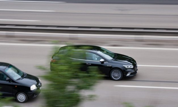 Prošišao zaustavnom trakom na auto-putu: Jedni krive „sporaća“ u srednjoj traci, a drugi bi mu oduzeli dozvolu