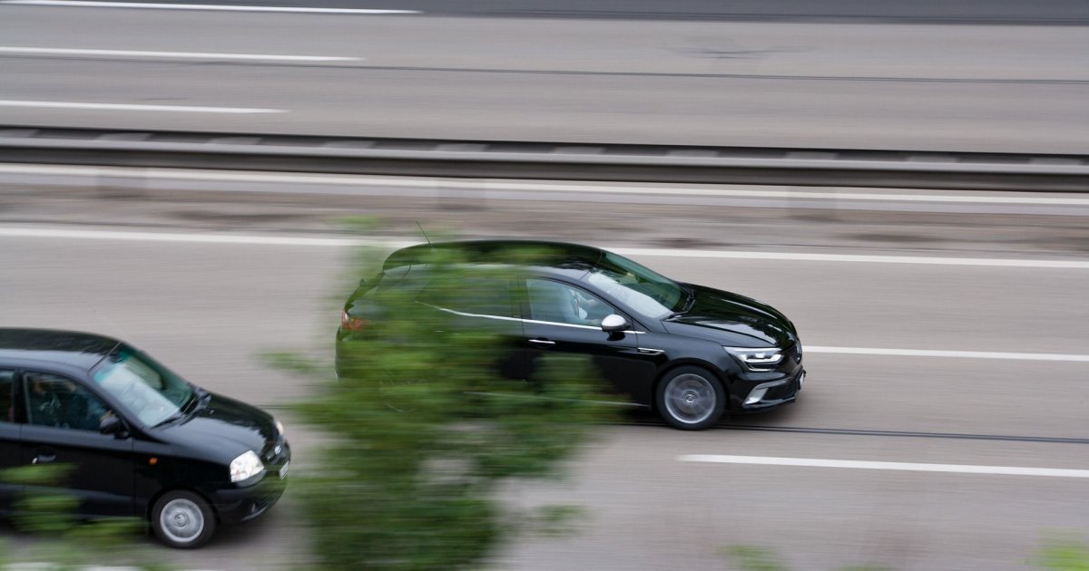 prosisao-zaustavnom-trakom-na-auto-putu-jedni-krive-sporaca-u-srednjoj-traci-a-drugi-bi-mu-oduzeli-dozvolu.jpg Prošišao zaustavnom trakom na auto-putu: Jedni krive „sporaća“ u srednjoj traci, a drugi bi mu oduzeli dozvolu