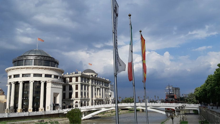 svih-sedam-kandidata-za-predsednika-s-makedonije-predalo-izbornoj-komisiji-liste-s-potpisima-podrske.jpg Svih sedam kandidata za predsednika S.Makedonije predalo Izbornoj komisiji liste s potpisima podrške