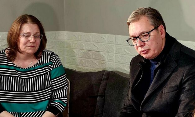 „Danas bi Bojana imala 25 godina. Njen život je prekinut nemilosrdno, bez razloga“: Vučić posetio porodicu najmlađe žrtve NATO agresije