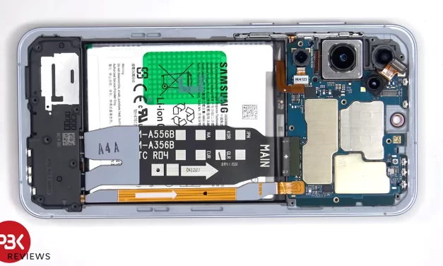 Kompletno rastavljeni Samsung Galaxy A55 se dobro kotira po pitanju popravke