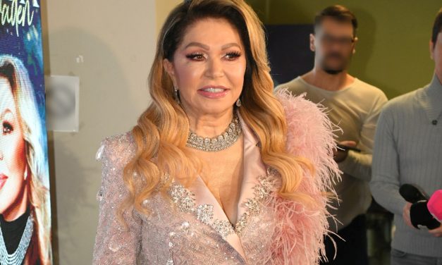 Kao vino: Neda Ukraden na pragu osme decenije izgleda kao knjeginja, ovo je tajna njene savršene linije