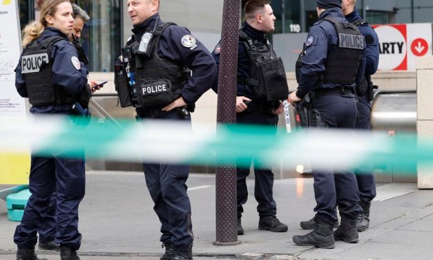 Umro dečak (15) koji je brutalno pretučen u školi u Parizu