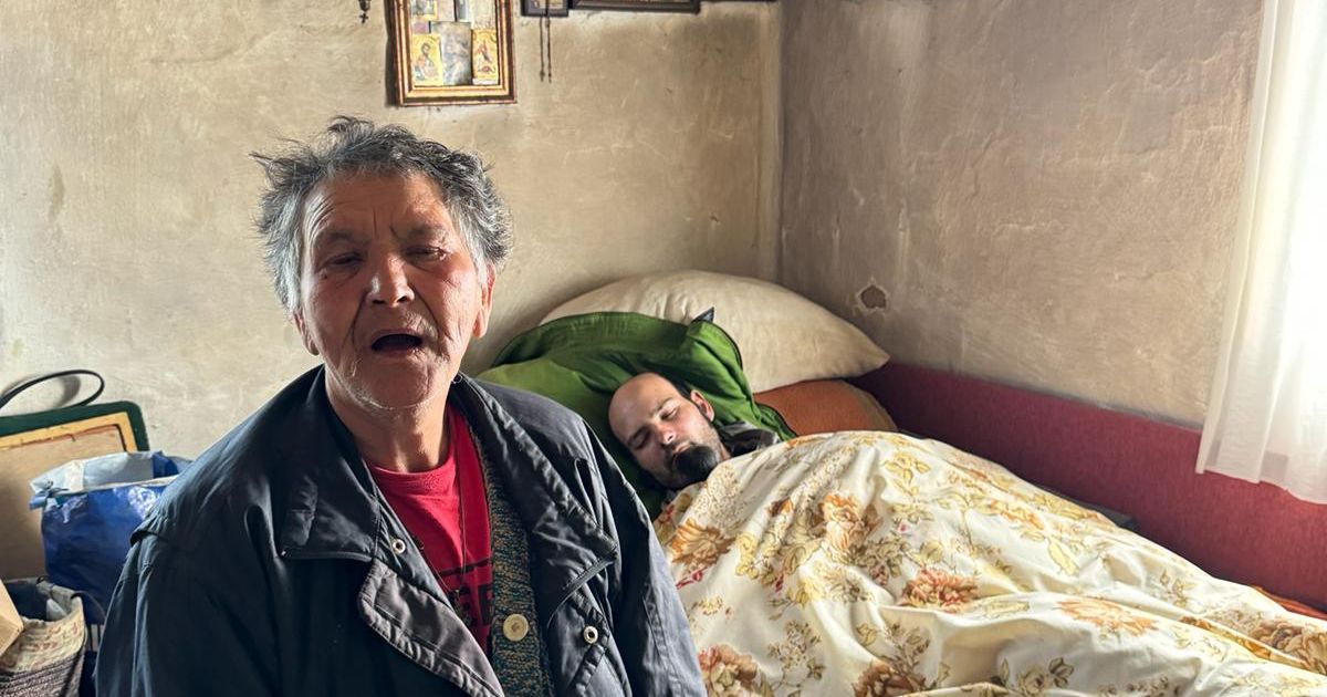 Teška sudbina majke i sina u Rekovcu: Sav novac ode na lekove, a hrane se zeljem koje Jovanka bere oko kuće