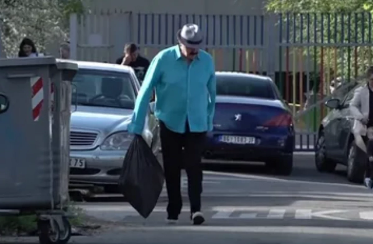 paparaco-haris-dzinovic-baca-djubre-i-pljuje-po-ulici.jpg Paparaco: Haris Džinović baca đubre i pljuje po ulici!