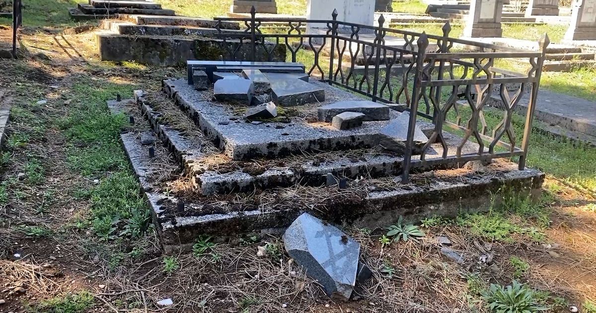 pecanci-uz-blagoslov-vladike-teodosija-pokrenuli-obnovu-srpskog-groblja-u-peci.jpg Pećanci uz blagoslov vladike Teodosija pokrenuli obnovu srpskog groblja u Peći