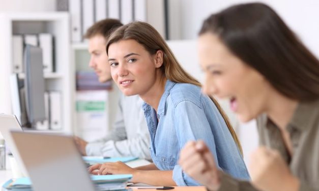 Znaci koji otkrivaju zavidnu koleginicu – i da vas doživljava kao pretnju