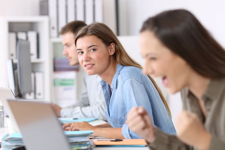 Znaci koji otkrivaju zavidnu koleginicu – i da vas doživljava kao pretnju