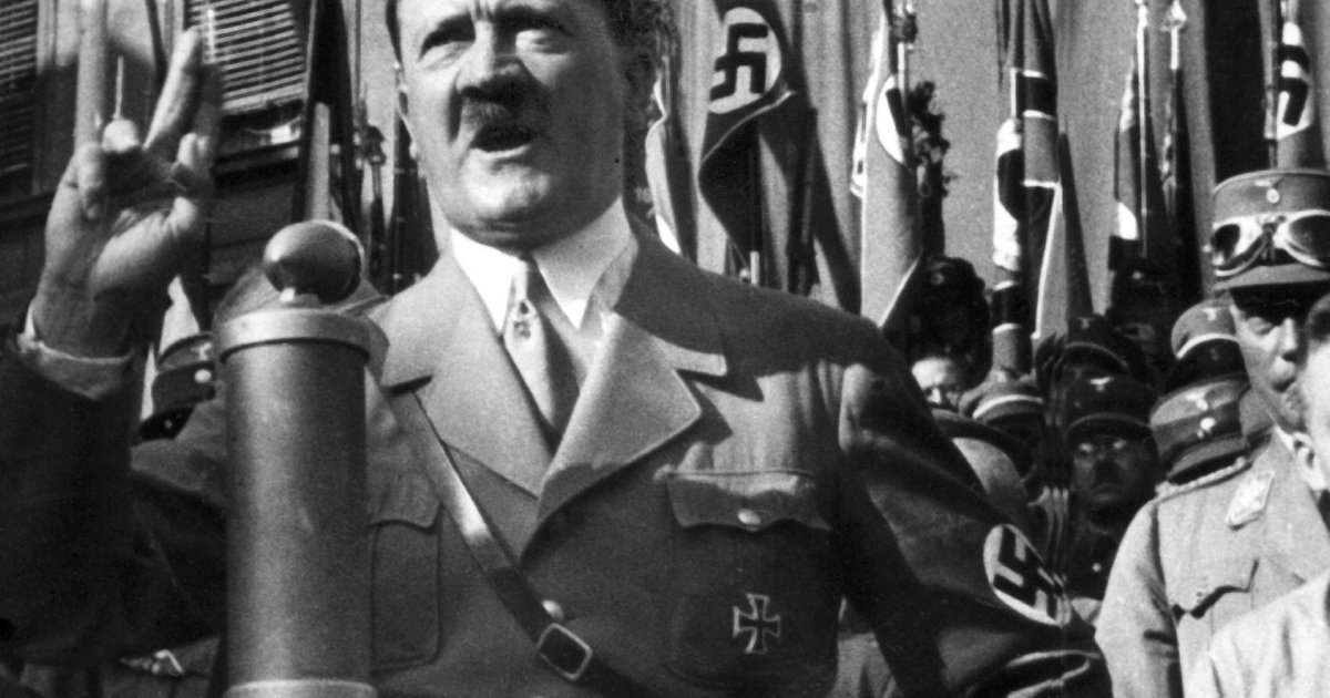 cetvoro-nemaca-uhvaceno-kako-polazu-bele-ruze-u-kuci-u-kojoj-je-rodjen-hitler-nije-to-jedino-sto-su-uradili.jpg Četvoro Nemaca uhvaćeno kako polažu bele ruže u kući u kojoj je rođen Hitler: Nije to jedino što su uradili