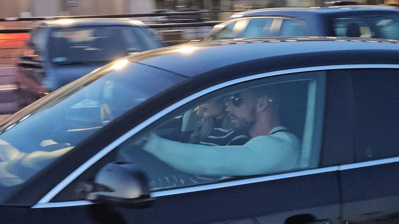 Paparaco: I vozač, i nosač kofera! Dečko Tee Tairović je san svake žene!