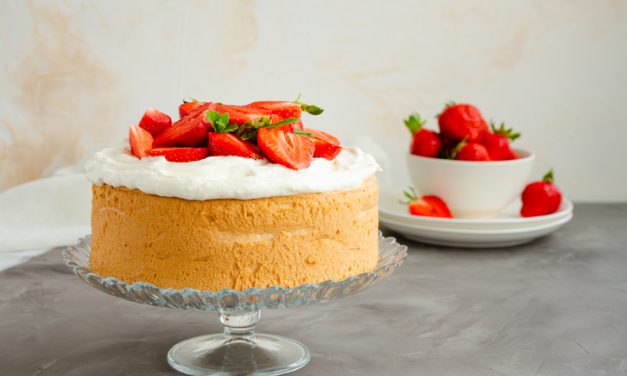 Brza torta sa jagodama i keksom – pravi se za 10 minuta, a uvek plane! (video)