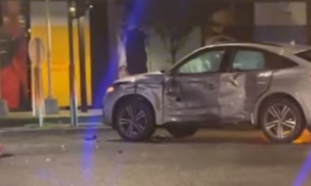 Ozbiljan sudar u centru Beograda: Auto zgužvan, branik autobusa nasred ulice