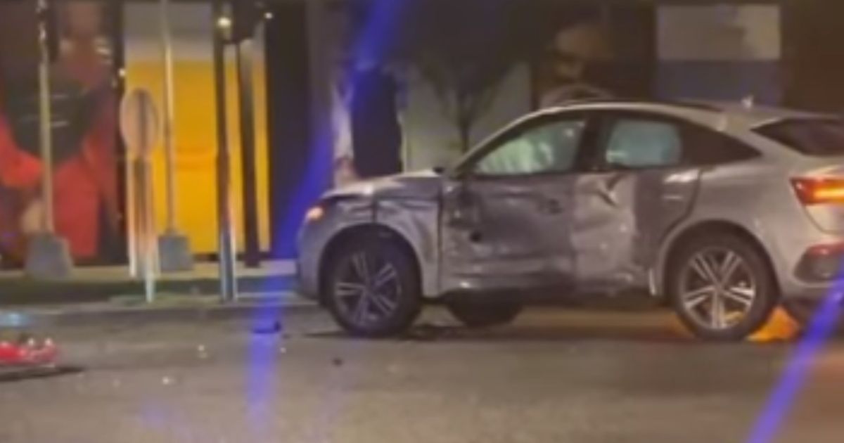 Ozbiljan sudar u centru Beograda: Auto zgužvan, branik autobusa nasred ulice