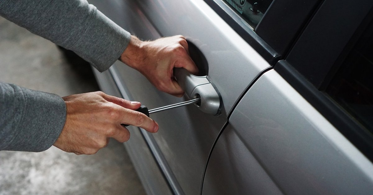 uhapseni-maloletnici-koji-su-ukrali-automobil-u-tovarisevu-izazvali-udes-vozilo-osteceno.jpg Uhapšeni maloletnici koji su ukrali automobil u Tovariševu: Izazvali udes, vozilo oštećeno