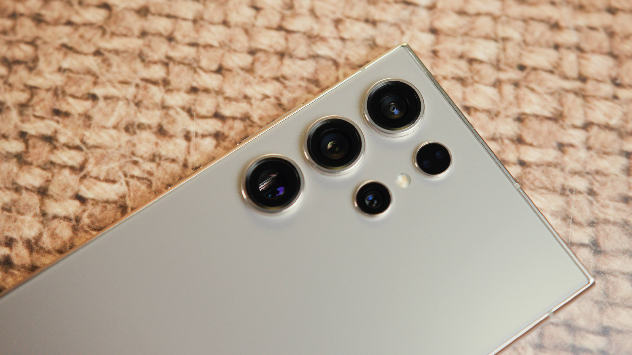 Samsung Galaxy S25 Ultra možda ostane bez jedne kamere u odnosu na S24 model