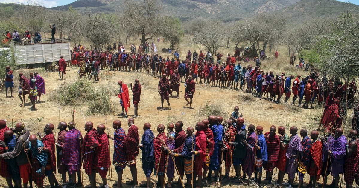 Ona ima 60 godina, on je duplo mlađi: Debora se udala za pripadnika Masai plemena i sad živi u Tanzaniji