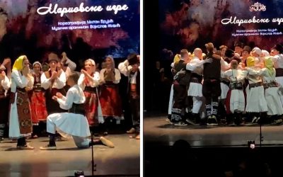 Emotivan snimak folkloraša: Zaprosio devojku nakon koncerta, ona ostala u šoku, pa im svi pritrčali u zagrljaj