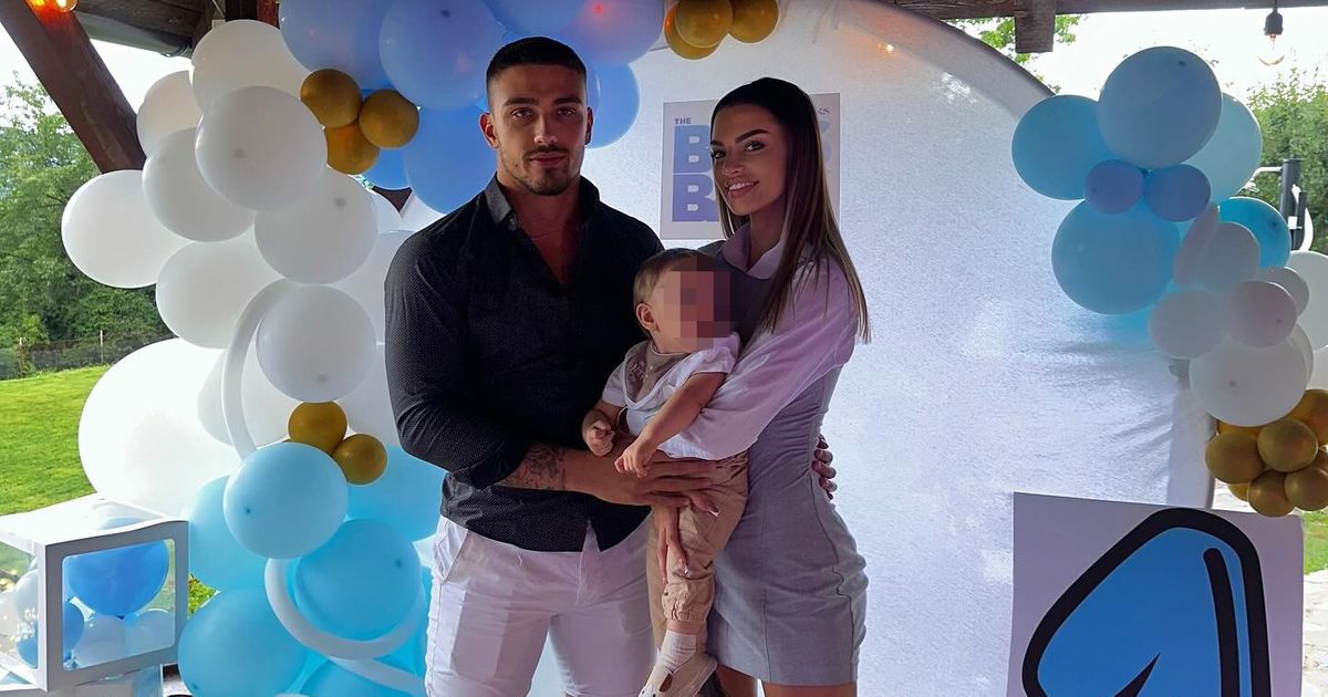 Tara Simov u zagrljaju Danila proslavlja sinu prvi rođendan! Bogata dekoracija i torta izlepljena dolarima