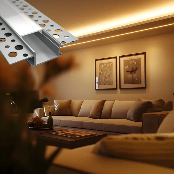 Metalni LED profil s perforacijama prikazan uz interijer dnevne sobe s ugrađenom toplom LED rasvjetom na stropu.
